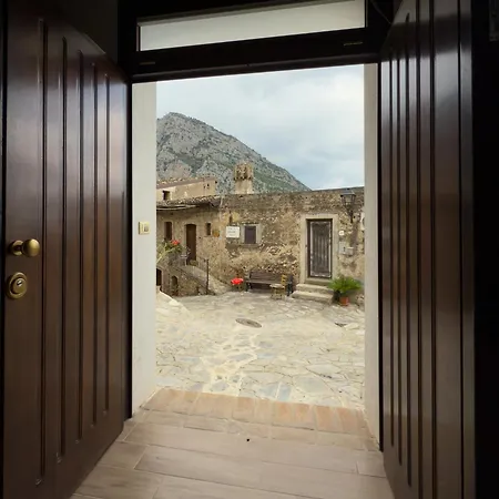 Vatra Bed & Breakfast Civita